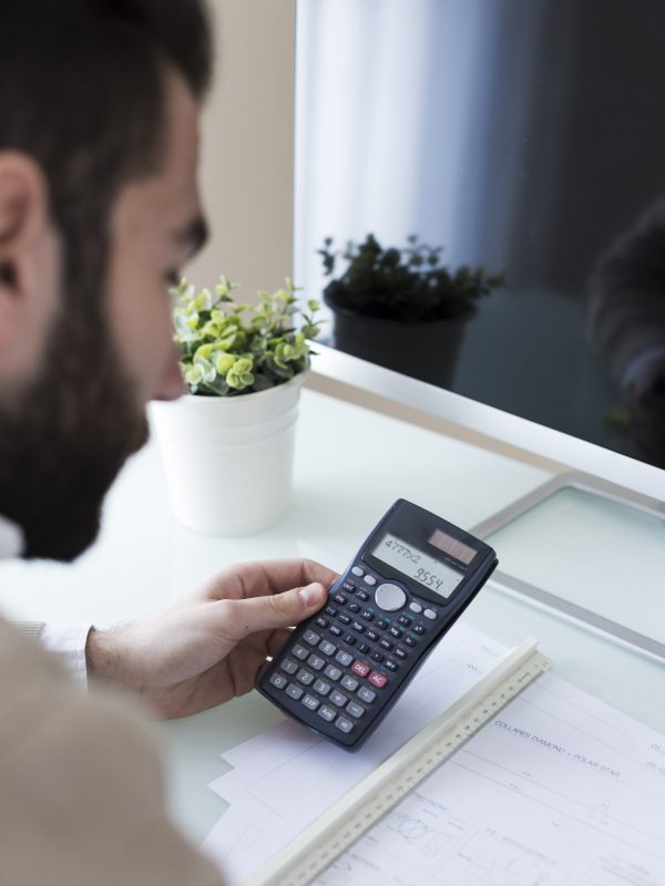 contador-haciendo-calculos-en-la-oficina