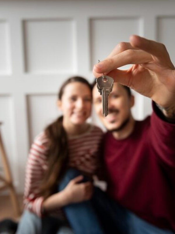 pareja-joven-mudandose-nueva-casa_23-2149199065